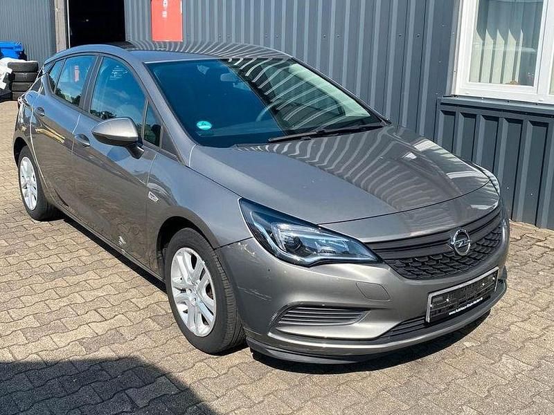 Grau Gebraucht 2016 Opel Astra Selection Limousine | 7.490 € (Guter Preis) - Bild 1/4