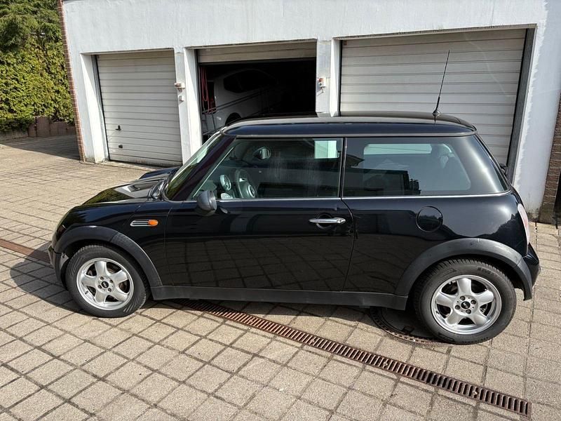 Second-hand Mini ONE 90 CP (66 kW) 2002 Negru Hatchback