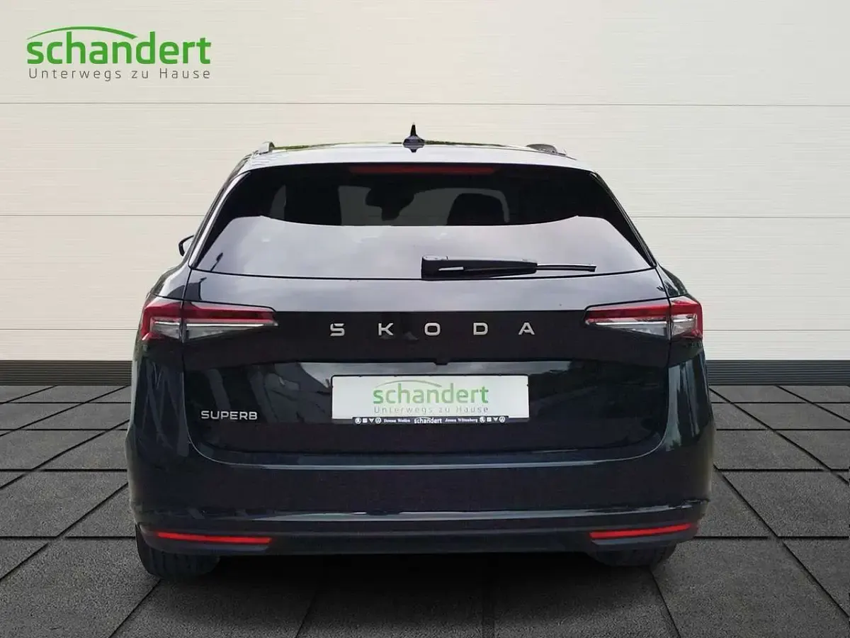 Gebraucht Skoda Superb Selection 150 PS (110 kW) 2024 Ebony schwarz metallic (schwarz) metallic Kombi