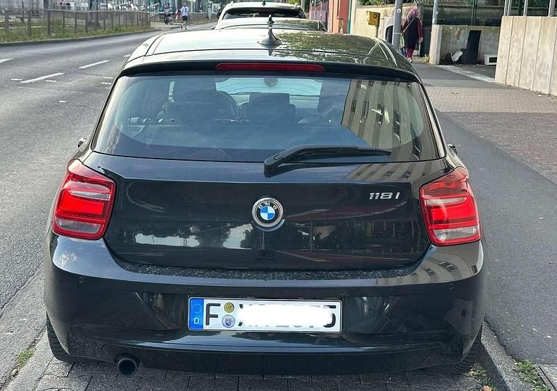 Schwarz Gebraucht 2011 BMW 118 Sport Line Kleinwagen | 5.200 € (Superpreis) - Bild 1/4