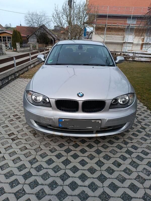 Grau Gebraucht 2011 BMW 116 Kleinwagen | 3.399 € (Superpreis) - Bild 1/4