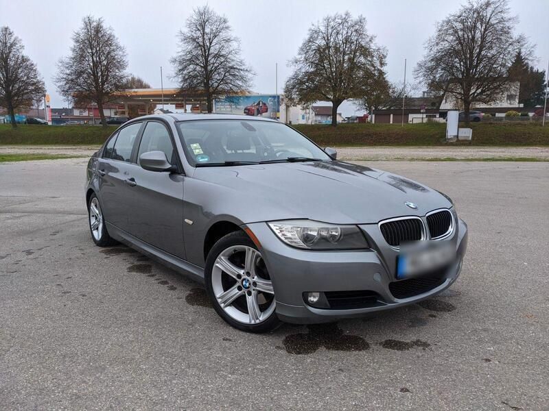 Grau Gebraucht 2011 BMW 323 Limousine | 8.800 € - Bild 1/4