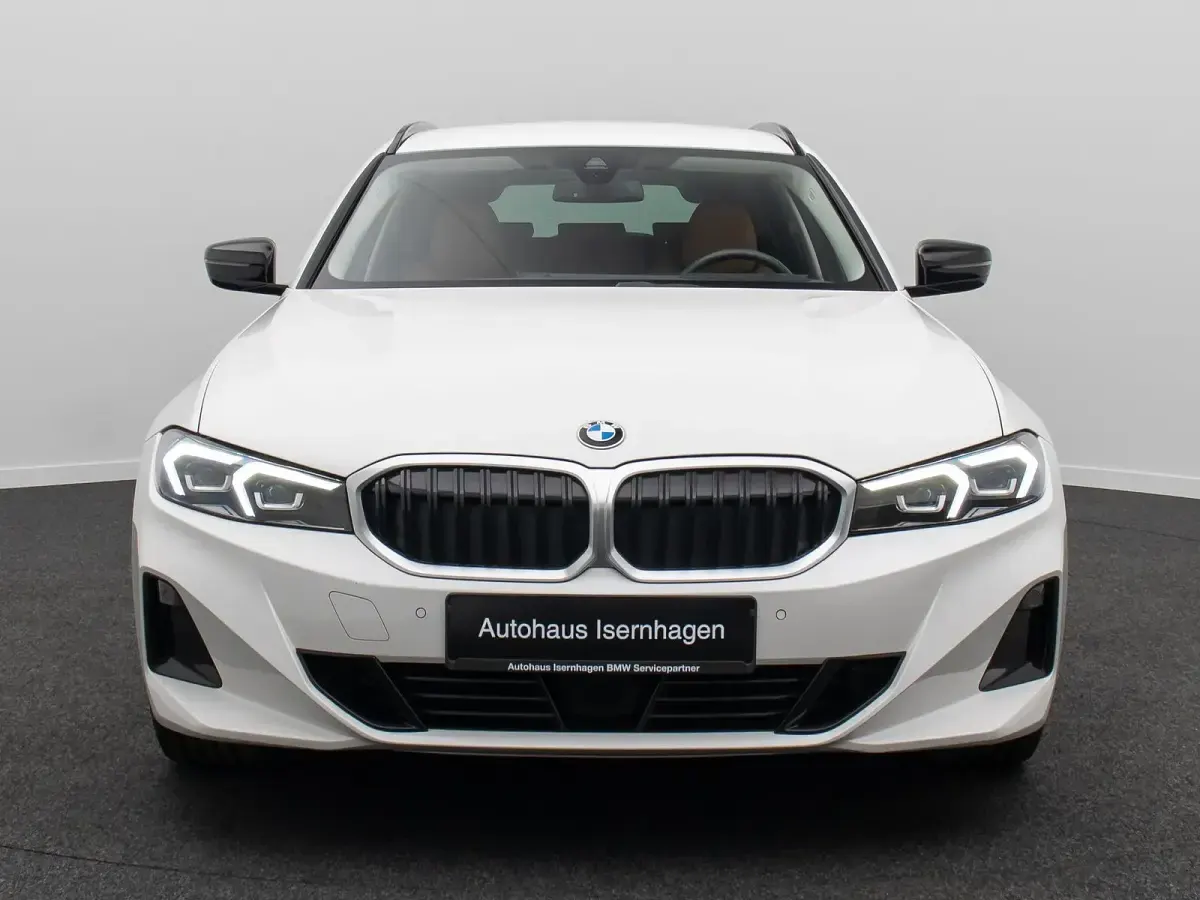 Gebraucht BMW 330 Sport Line 245 PS (180 kW) 2023 Mineralweiãa96 Kombi