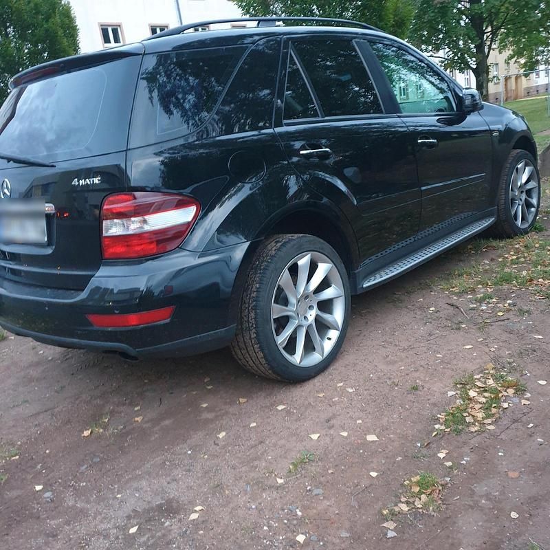 Schwarz Gebraucht 2010 Mercedes ML300 SUV | 12.000 € - Bild 1/4