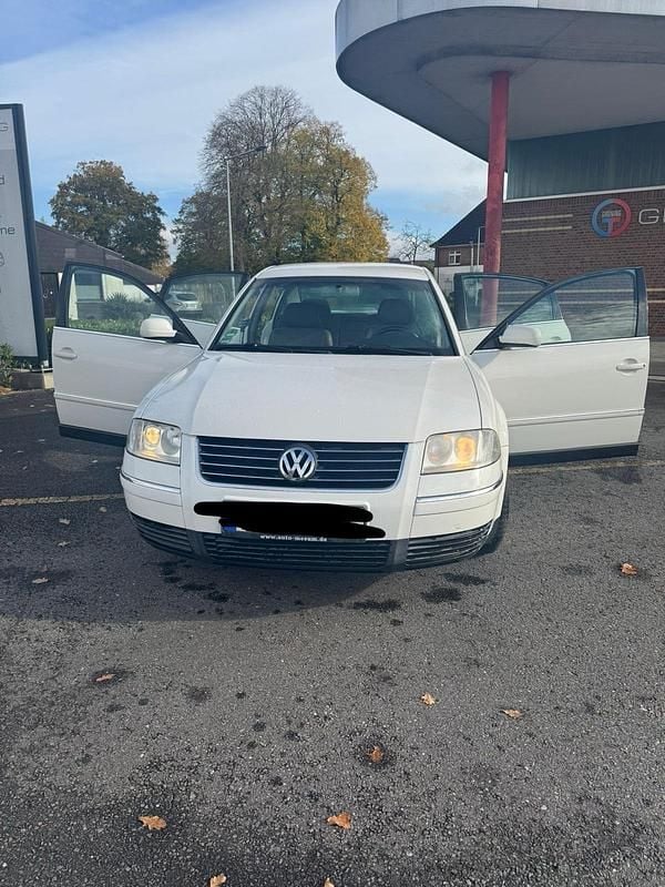 Weiß Gebraucht 2002 VW Passat Limousine | 2.600 € (Fairer Preis) - Bild 1/4