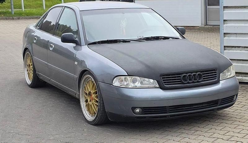 Grau Gebraucht 1999 Audi A4 Limousine | 550 € (Guter Preis) - Bild 1/4