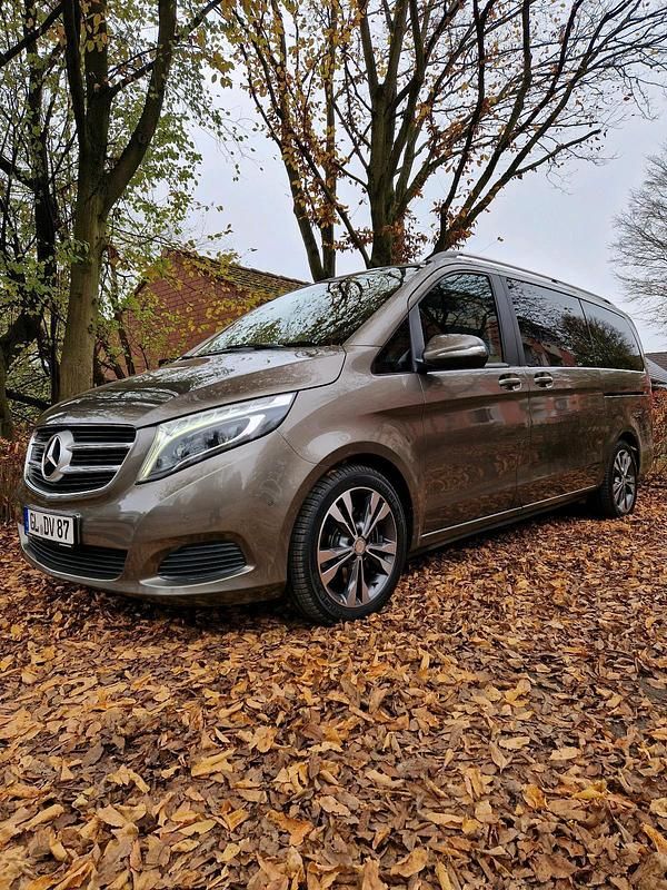 Braun Gebraucht 2014 Mercedes V250 Van / Kleinbus | 23.000 € (Guter Preis) - Bild 1/4