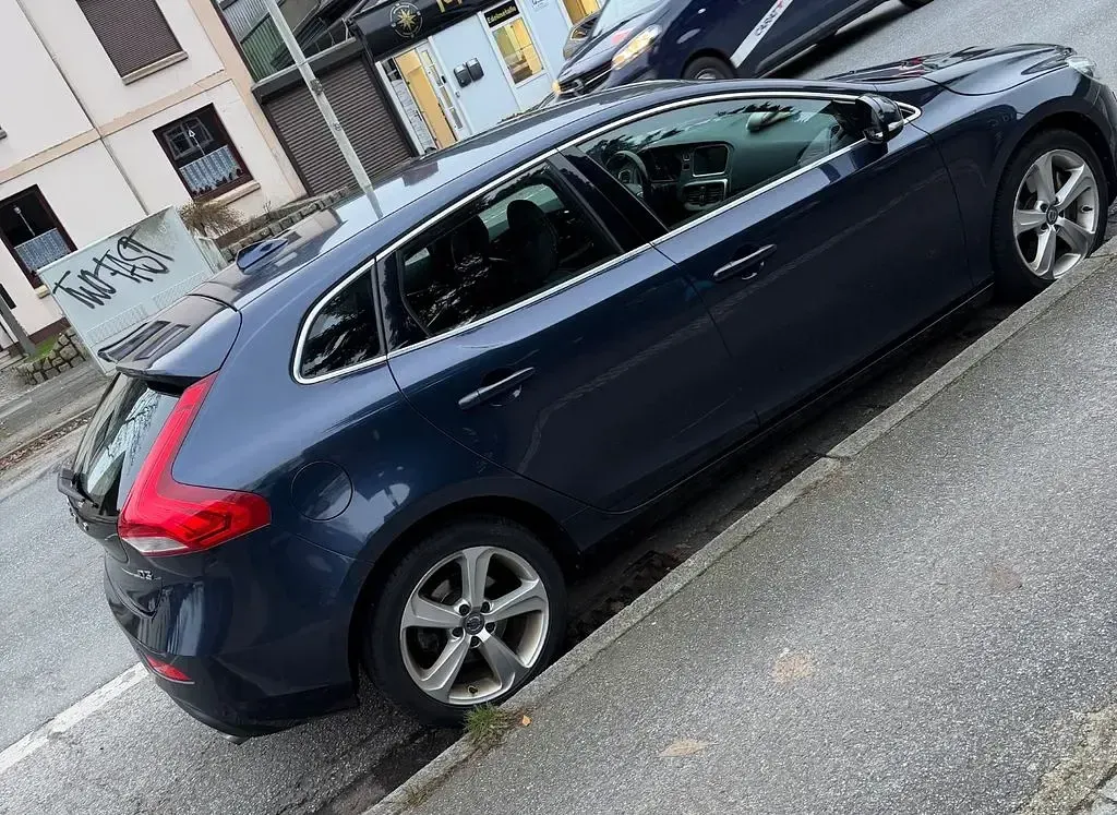 Gebraucht Volvo V40 Momentum 150 PS (110 kW) 2015 Blau Limousine