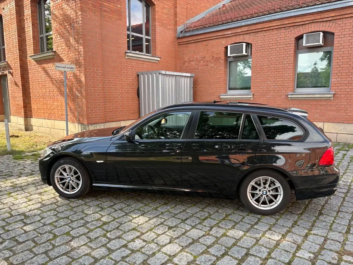 Gebraucht BMW 320 184 PS (135 kW) 2010 Schwarz Kombi