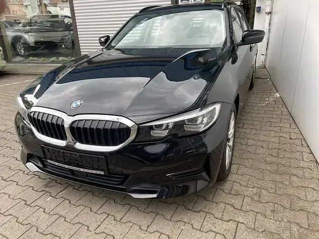 Gebraucht BMW 318 Advantage 150 PS (110 kW) 2020 Schwarz ii glanzschwarz Kombi