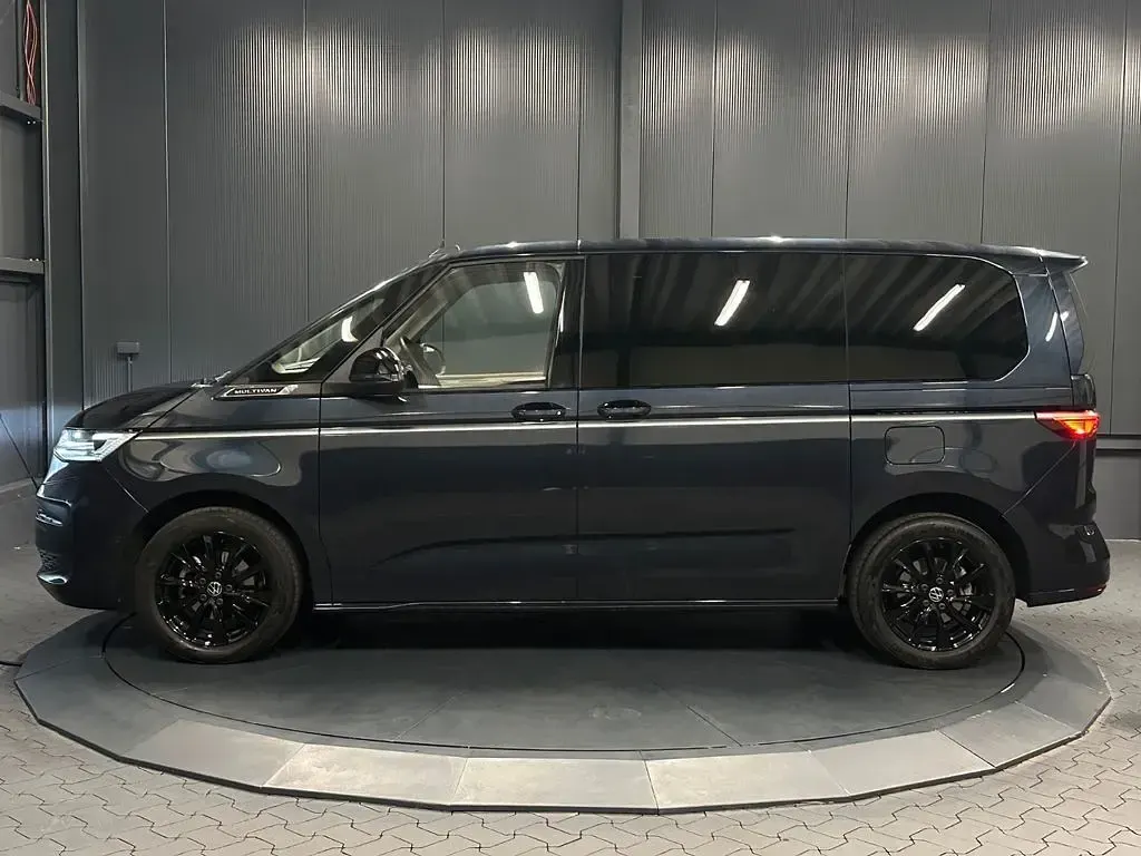 Używany VW T7 Style 150 KM (110 kW) 2024 Niebieski Van