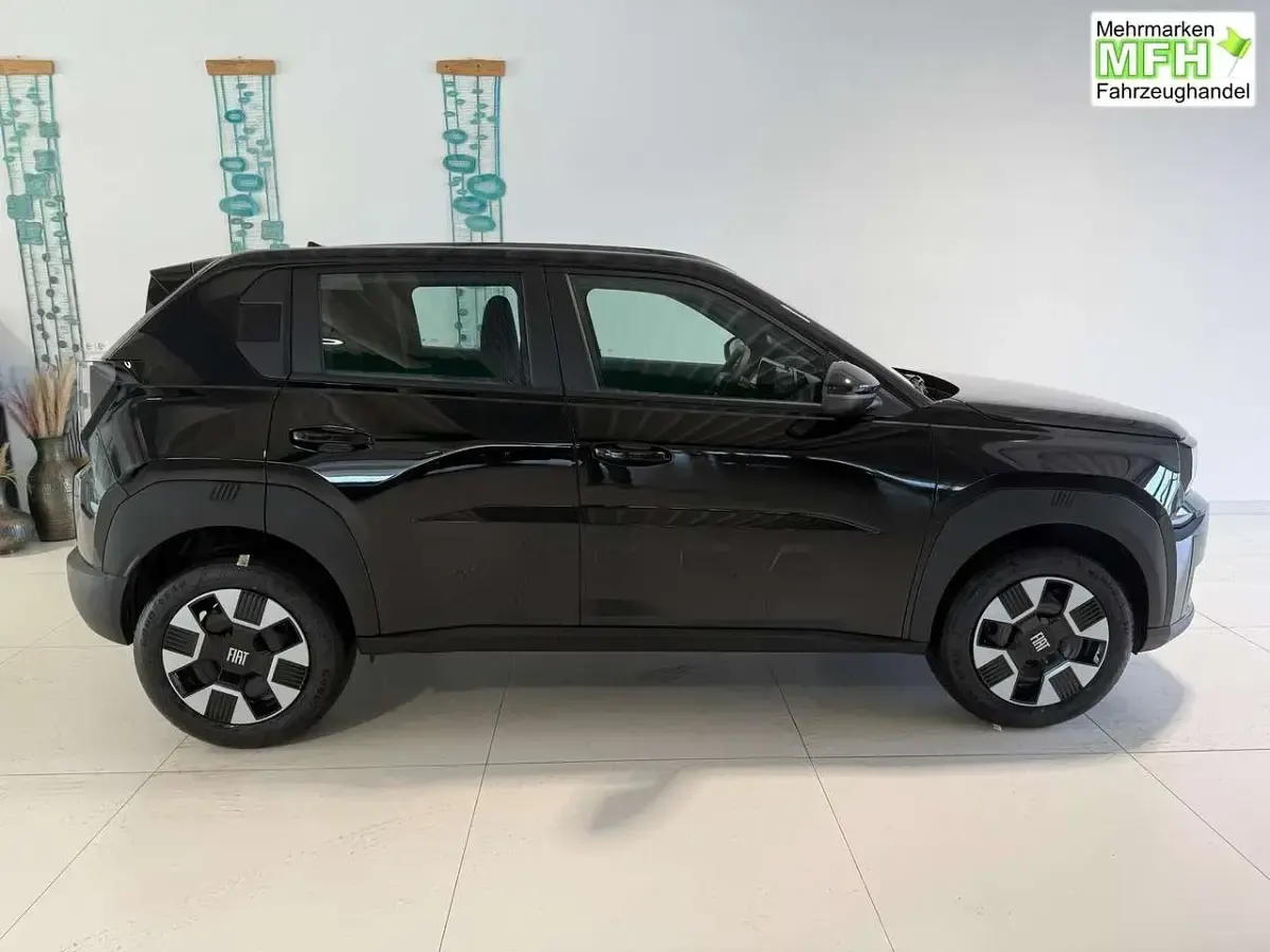 Neu Fiat Grande Panda Icon 110 PS (80 kW) 2025 533 cinema schwarz Kleinwagen