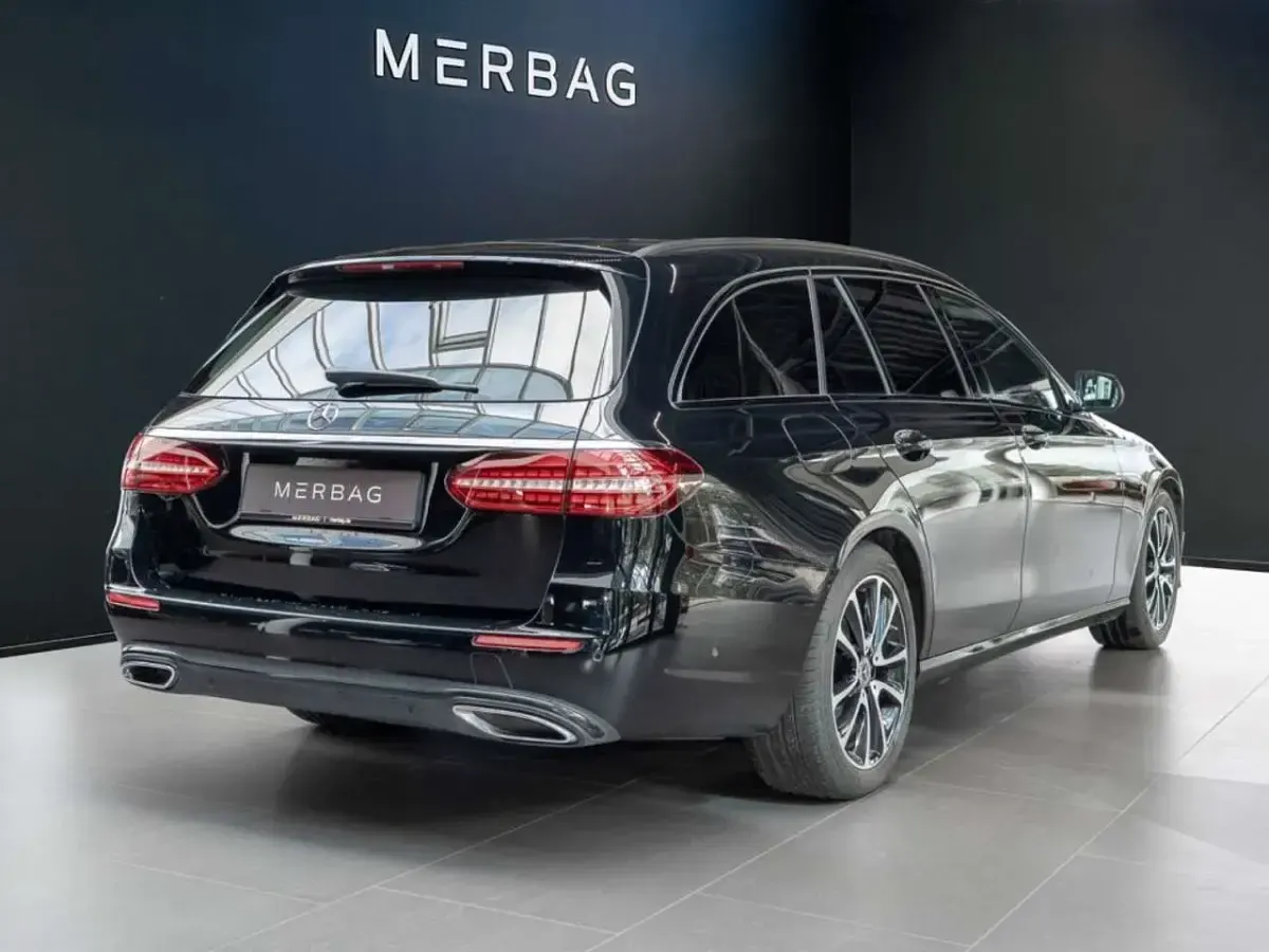 Gebraucht Mercedes E220 Avantgarde 200 PS (147 kW) 2023 Schwarz Limousine