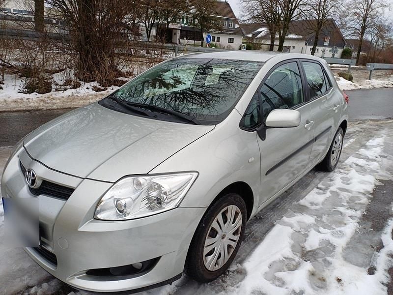 Grau Gebraucht 2008 Toyota Auris Limousine | 4.999 € - Bild 1/4