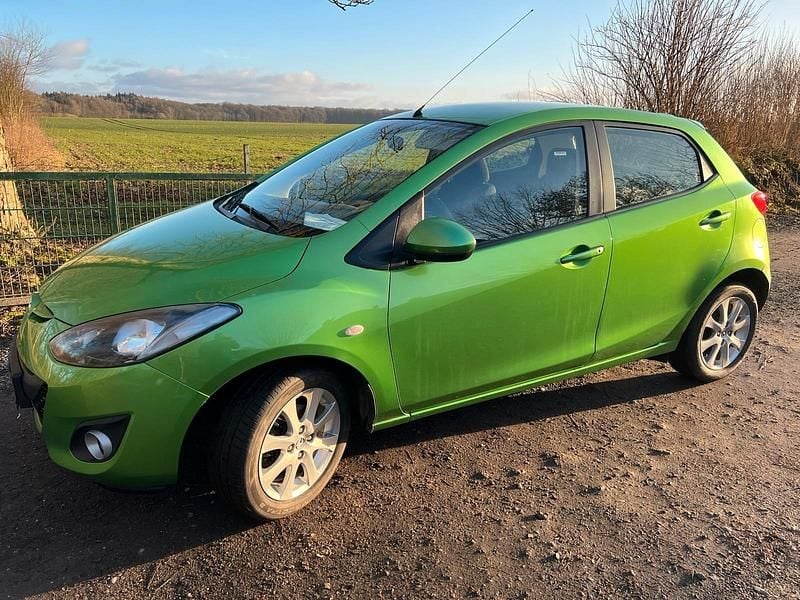 Grün Gebraucht 2011 Mazda 2 Active Limousine | 3.900 € (Fairer Preis) - Bild 1/4