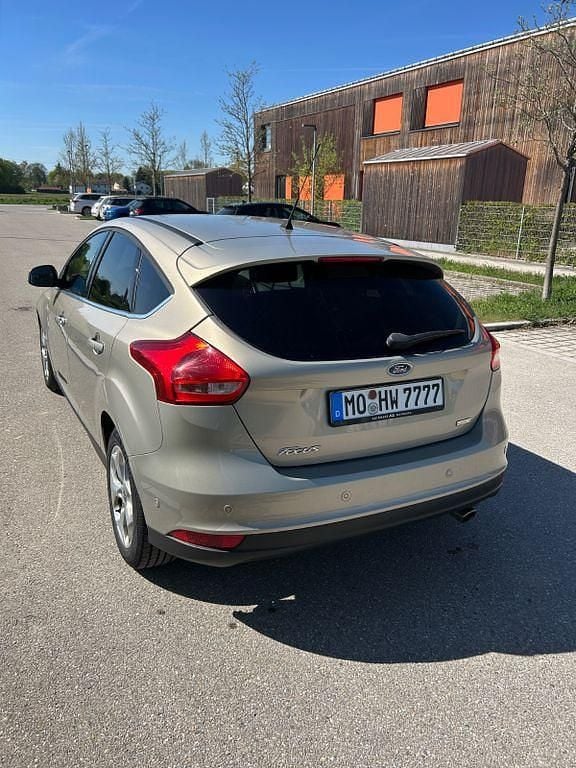Używany Ford Focus Titanium 150 KM (110 kW) 2015 Złoty Sedan/Limuzyna