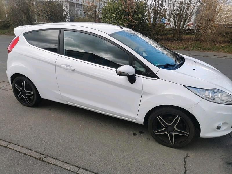 Gebraucht Ford Fiesta 120 PS (88 kW) 2012 Weiß Kleinwagen