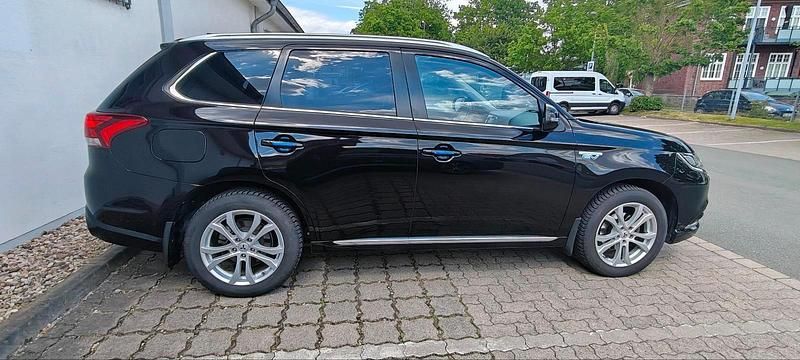 Gebraucht Mitsubishi Outlander P-HEV Top 203 PS (149 kW) 2017 Schwarz SUV