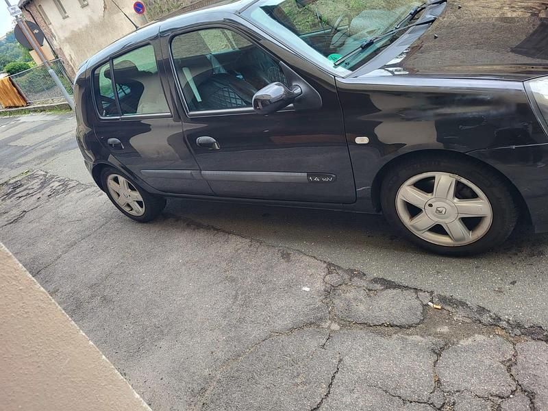 Gebraucht Renault Clio II 98 PS (72 kW) 2003 Schwarz Kleinwagen