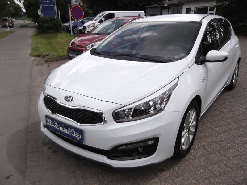Weiß Gebraucht 2016 Kia Ceed Limousine | 10.490 € (Fairer Preis) - Bild 1/4