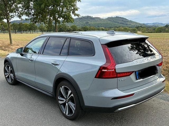 Grau Gebraucht 2023 Volvo V60 CC Ultimate Kombi | 43.900 € (Teuer) - Bild 1/4