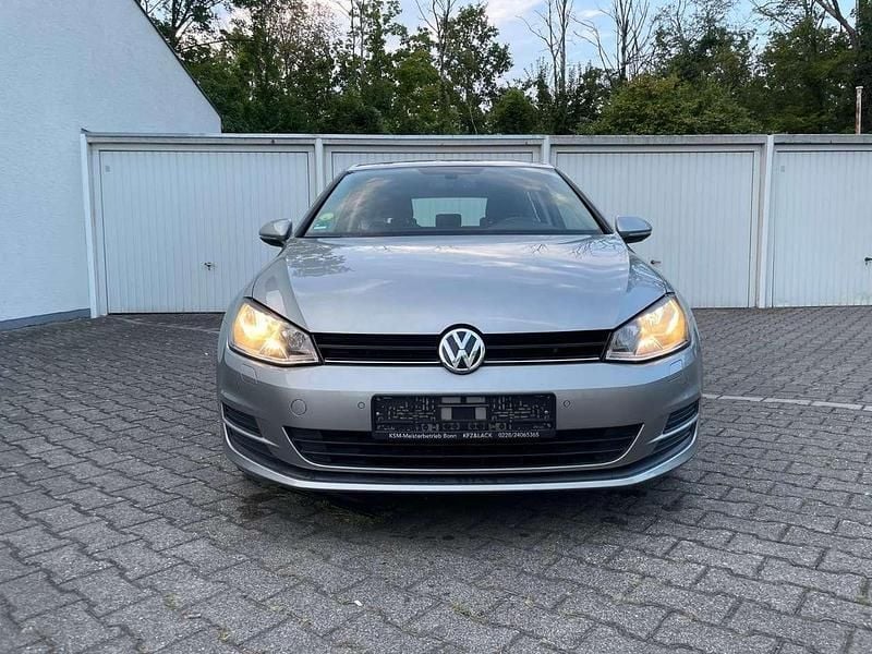 Grau Gebraucht 2014 VW Golf VII Comfortline Limousine | 7.200 € (Superpreis) - Bild 1/4
