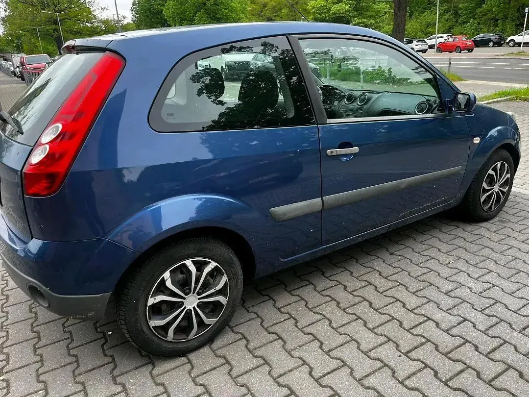 Używany Ford Fiesta 75 KM (55 kW) 2007 Niebieski Hatchback