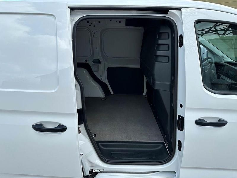 Second-hand VW Caddy 102 CP (75 kW) 2022 Alb Monovolum