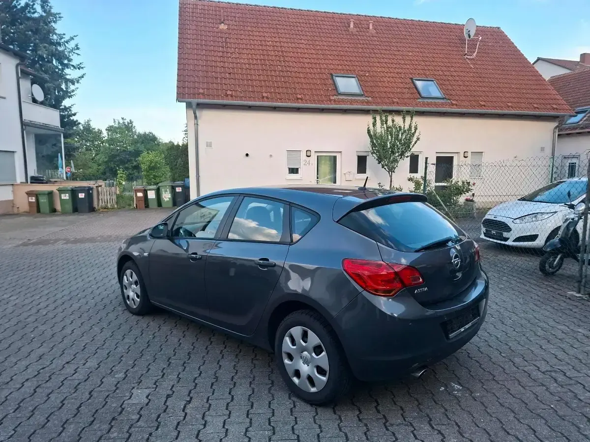 Gebraucht Opel Astra 120 PS (88 kW) 2012 Grau Kleinwagen