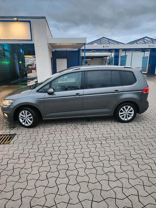 Gebraucht VW Touran Comfortline 150 PS (110 kW) 2016 Grau Van / Kleinbus