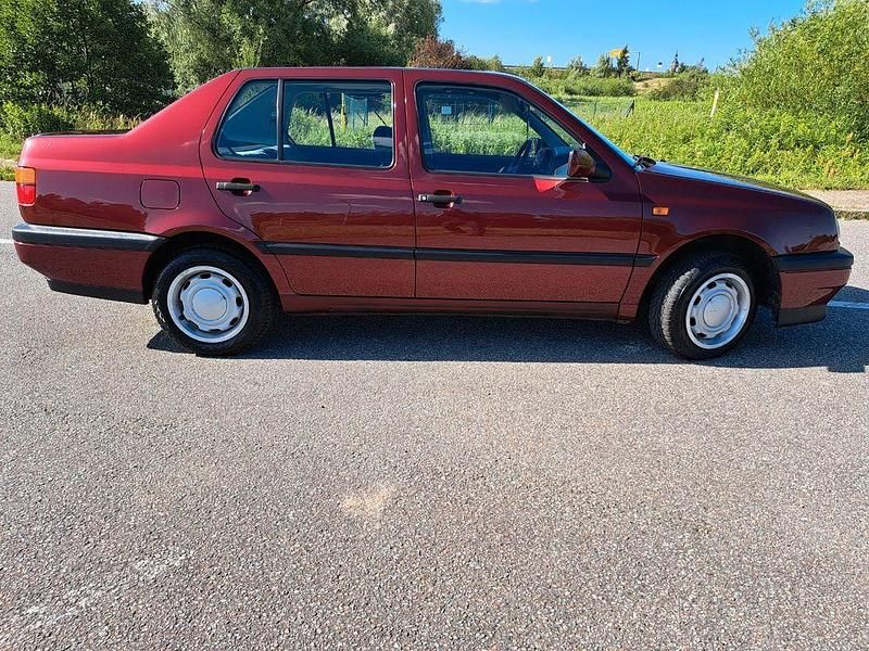 Gebraucht VW Vento 90 PS (66 kW) 1993 Rot Limousine