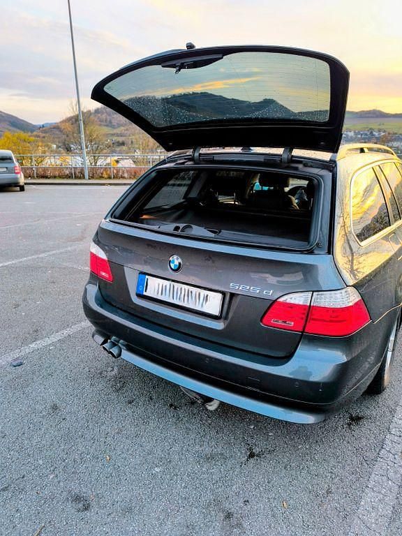 Gebraucht BMW 525 197 PS (144 kW) 2008 Grau Kombi