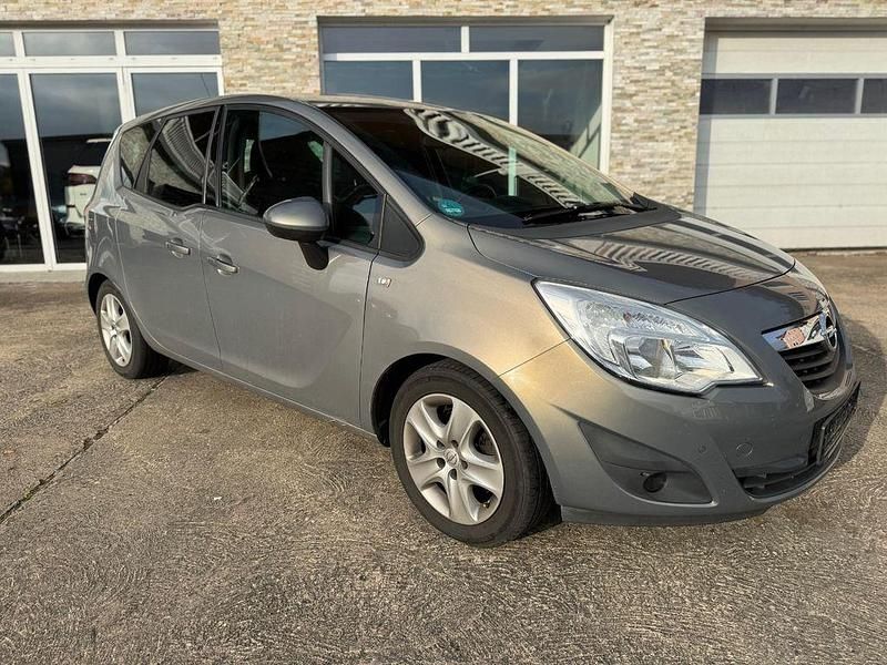 Braun Gebraucht 2011 Opel Meriva Design Edition Van / Kleinbus | 3.900 € (Guter Preis) - Bild 1/4