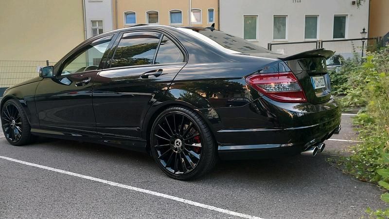 Schwarz Gebraucht 2010 Mercedes C250 AMG line Limousine | 14.500 € - Bild 1/4