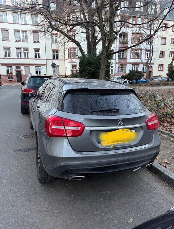 Gebraucht Mercedes GLA180 Urban 122 PS (89 kW) 2015 Grau SUV