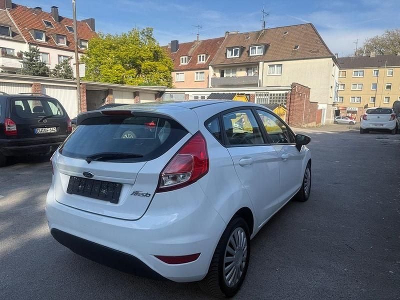 Gebraucht Ford Fiesta Trend 60 PS (44 kW) 2015 Weiß Limousine