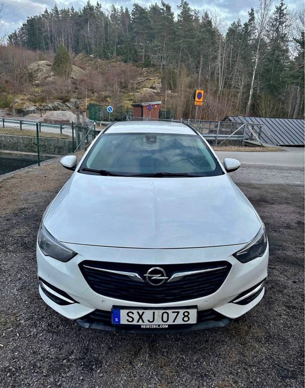Weiß Gebraucht 2018 Opel Insignia Edition Kombi | 6.500 € - Bild 1/4