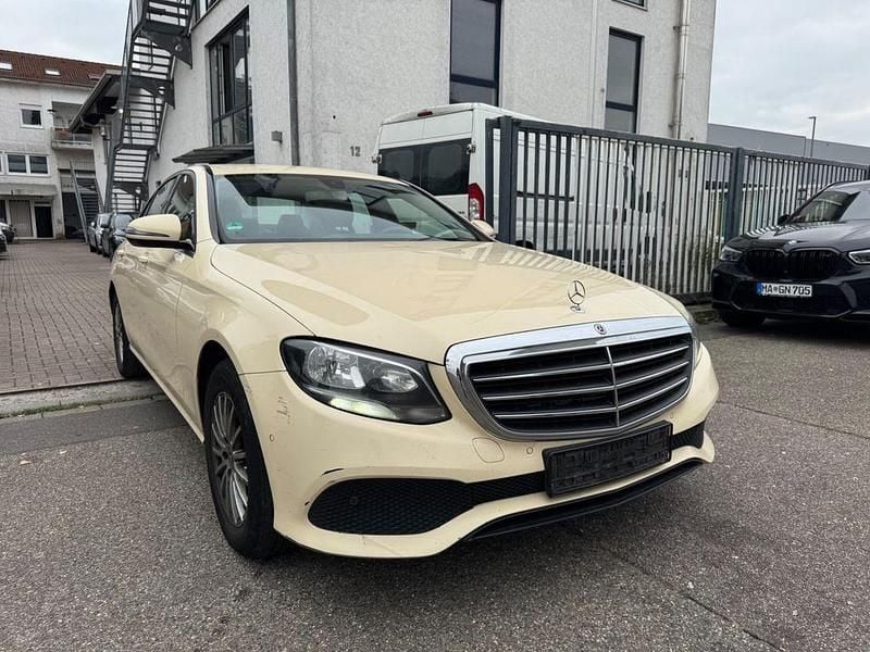 Gelb Gebraucht 2017 Mercedes E200 Limousine | 8.999 € (Superpreis) - Bild 1/4