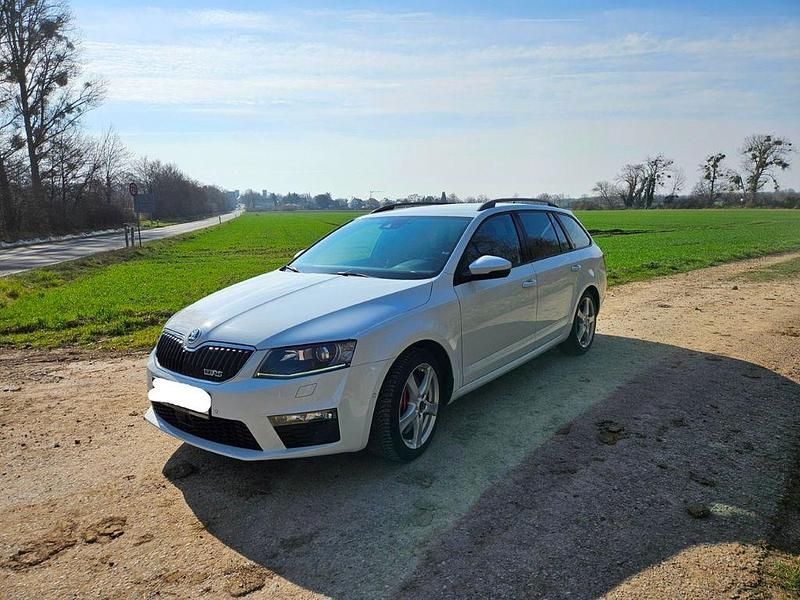 Weiß Gebraucht 2015 Skoda Octavia RS Kleinwagen | 10.400 € (Fairer Preis) - Bild 1/4
