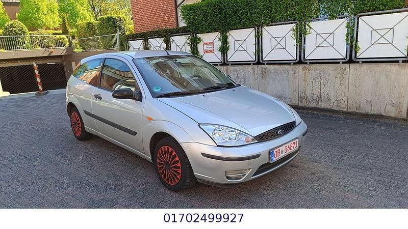 Usado Ford Focus Viva 75 CV (55 kW) 2004 Plateado Berlina