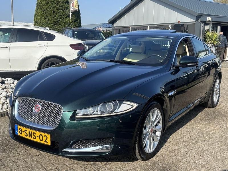 Grün Gebraucht 2013 Jaguar XF Limousine | 13.950 € (Fairer Preis) - Bild 1/4