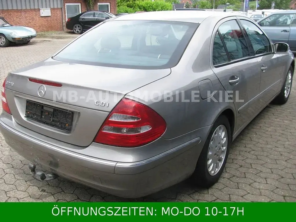 Gebraucht Mercedes E220 150 PS (110 kW) 2005 Silber Limousine