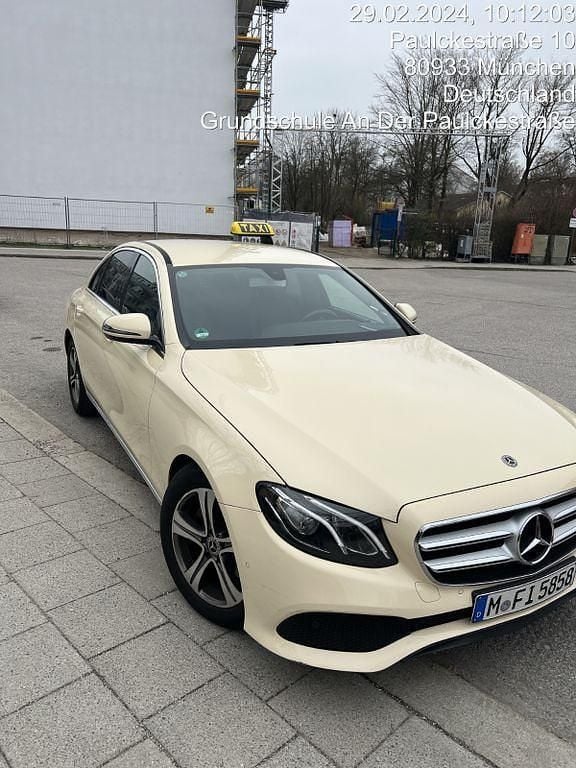 Beige Gebraucht 2019 Mercedes E220 Avantgarde Limousine | 11.500 € (Superpreis) - Bild 1/4