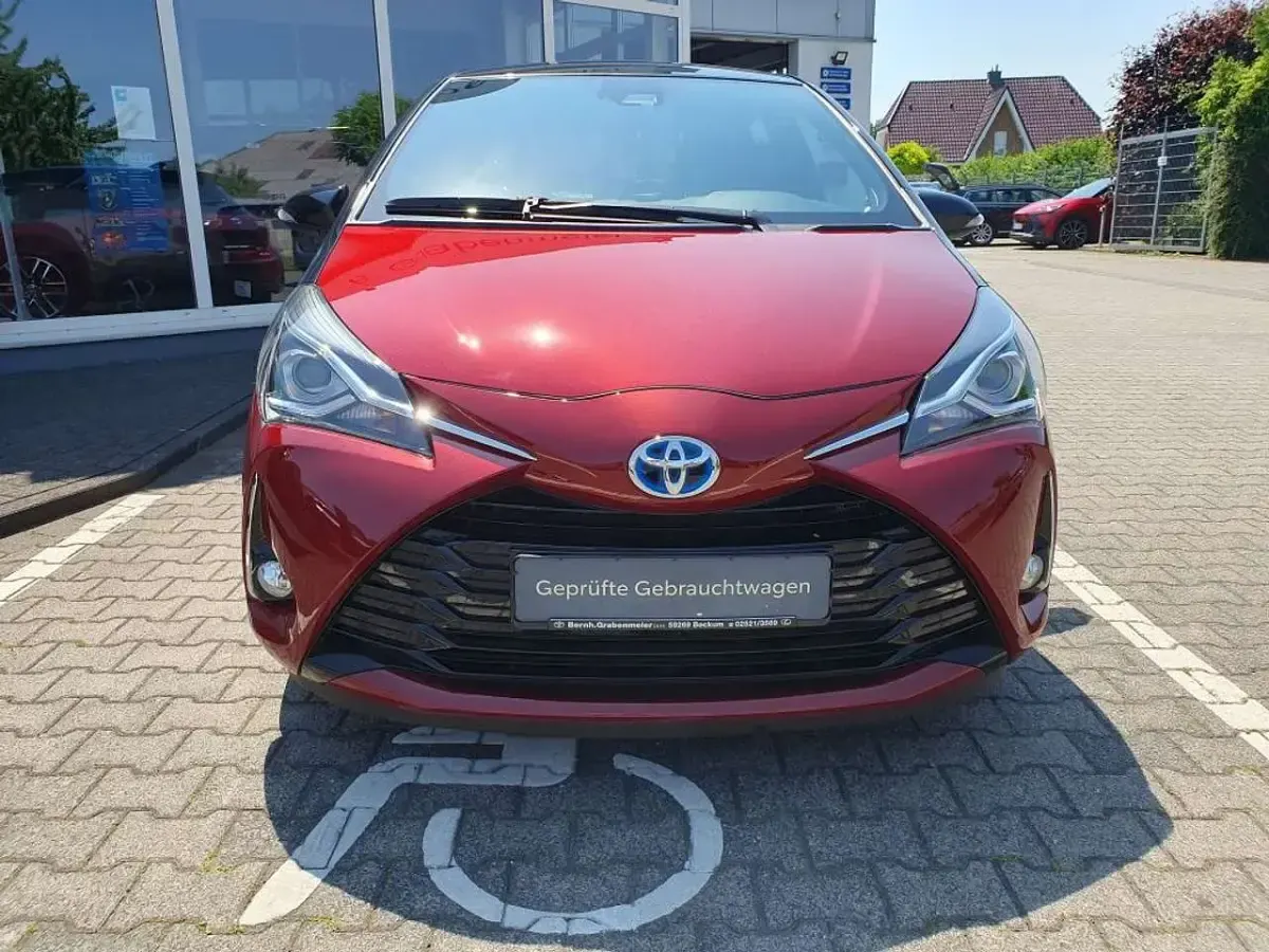 Gebraucht Toyota Yaris Hybrid Basis 101 PS (74 kW) 2019 Tokiorot perleffekt/schwarz Kleinwagen