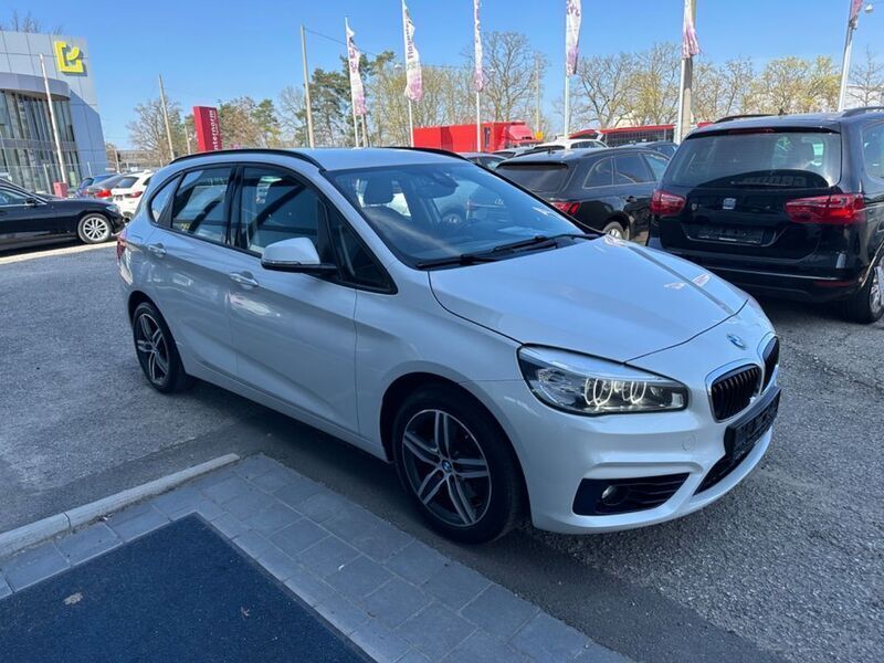 Weiß Gebraucht 2015 BMW 218 Active Tourer Sport Line Van / Kleinbus | 9.999 € (Fairer Preis) - Bild 1/4
