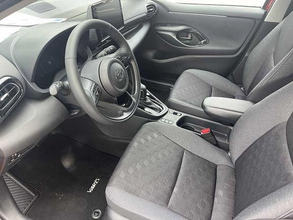 Gebraucht Toyota Yaris Hybrid Comfort 116 PS (85 kW) 2024 Karminarot metallic