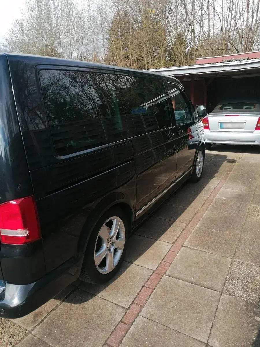 Gebraucht VW Multivan 179 PS (131 kW) 2011 Schwarz Van / Kleinbus