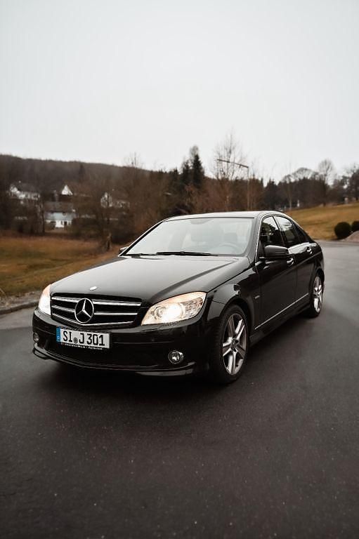 Schwarz Gebraucht 2009 Mercedes C300 Avantgarde Limousine | 11.800 € (Fairer Preis) - Bild 1/4