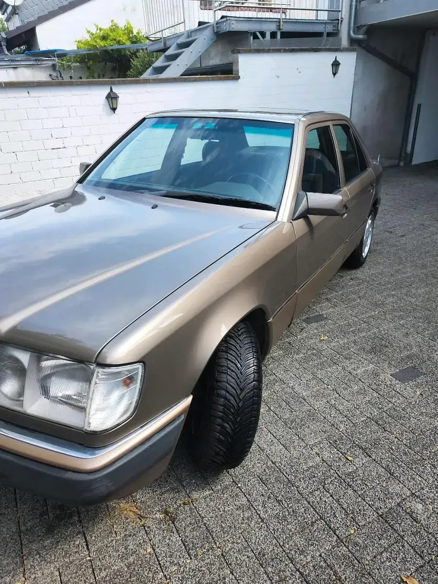 Gebraucht Mercedes E230 132 PS (97 kW) 1992 Braun Limousine