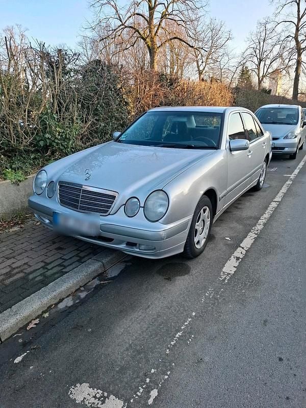 Silber Gebraucht 2002 Mercedes E240 Limousine | 2.600 € (Superpreis) - Bild 1/4